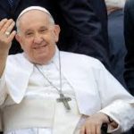 El Papa dice que los ancianos no deben ser dejados solos: «Deben vivir con la familia