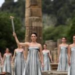La llama olímpica va rumbo a París 2024 tras ser encendida en Grecia